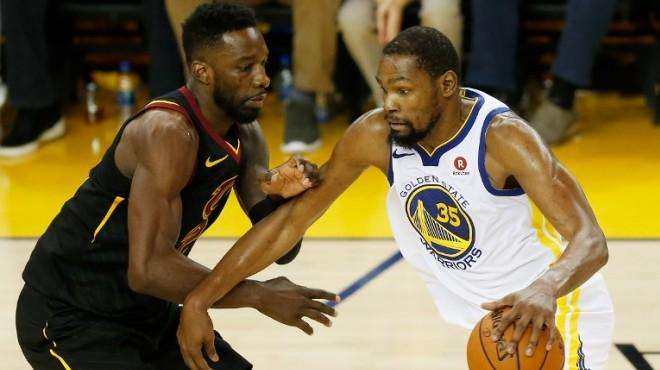 足球比赛中 足球比赛中